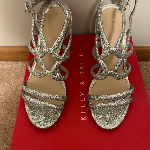 Kelly & Katie Jazlyn Sandal - Picture 4 of 5